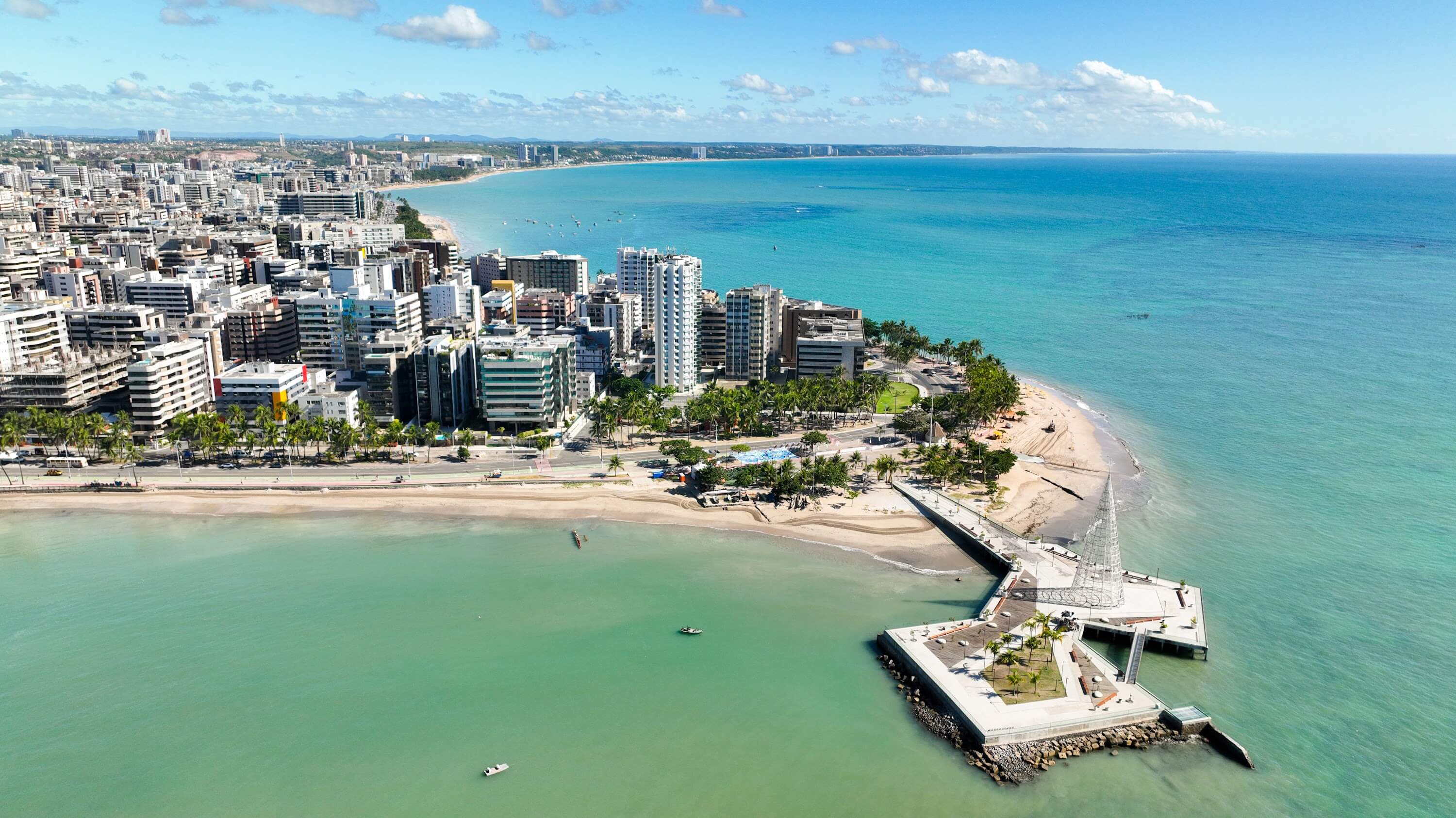 Vista aérea do Marco dos Corais, na orla da praia de Ponta verde, em Maceió.